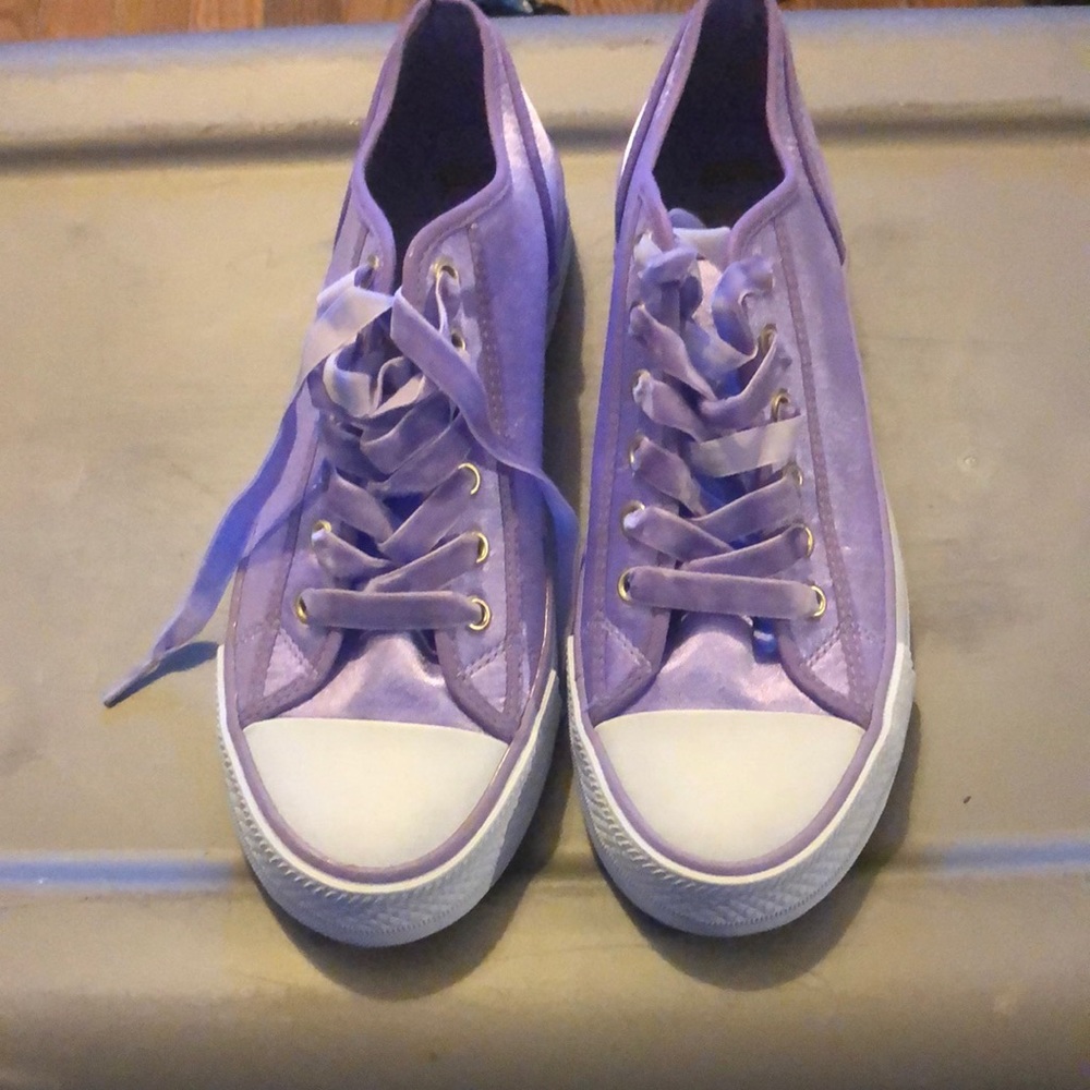 Purple size 9.5 tennis shoes.